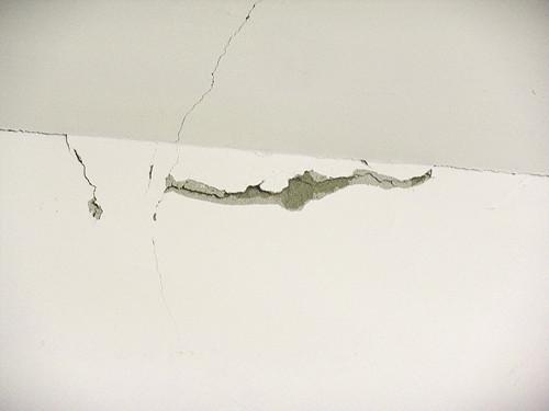 墻面開裂、發霉怎么辦?